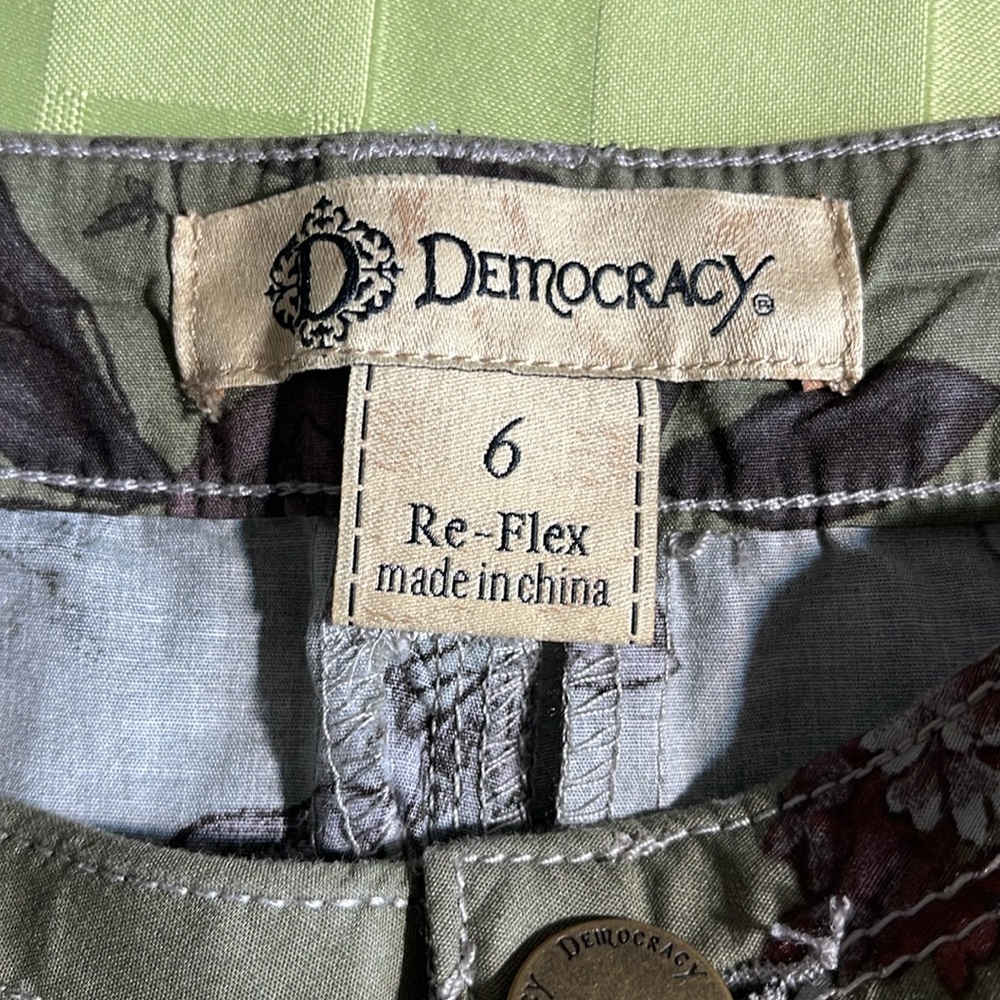Democracy Olive Green Floral Cropped Pants - Picture 11 of 14